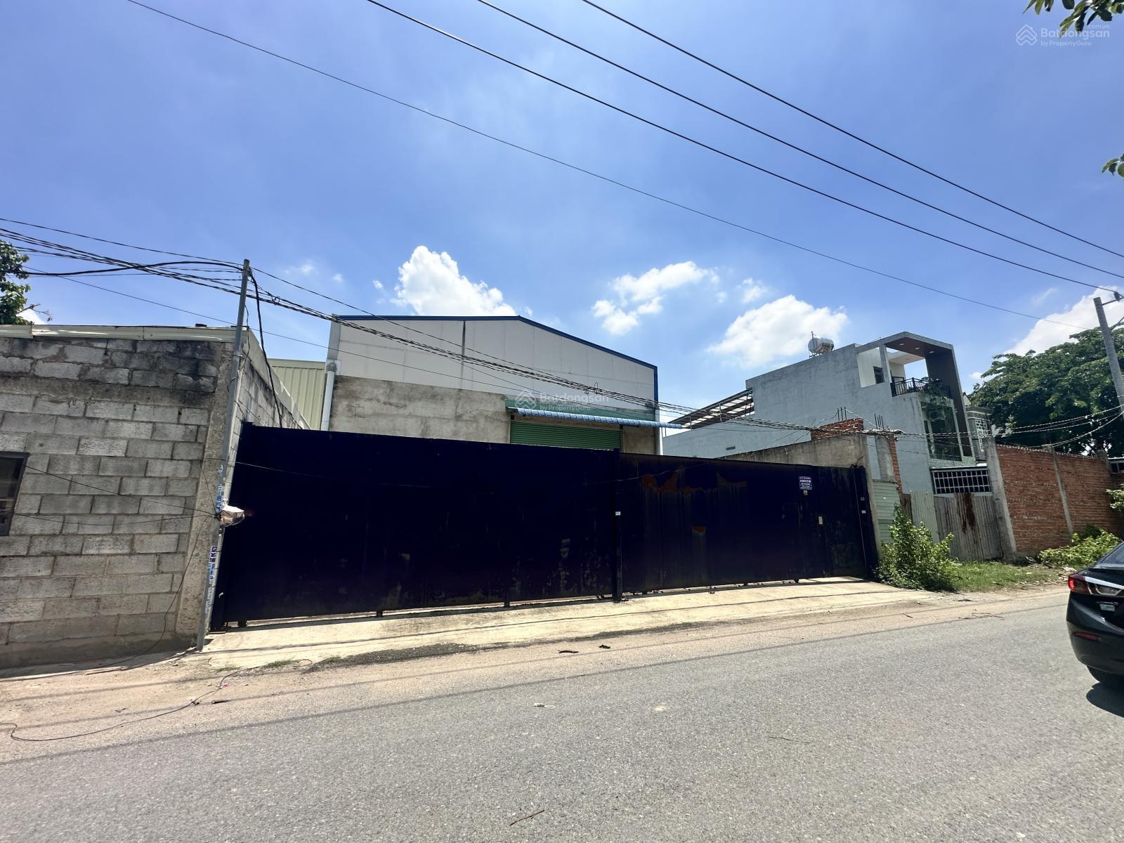 Bán kho xưởng mới 975m² xưởng cao đẹp, sát bên Mỹ Phước Tân Vạn, đang cho thuê 30tr/th. Ngộp