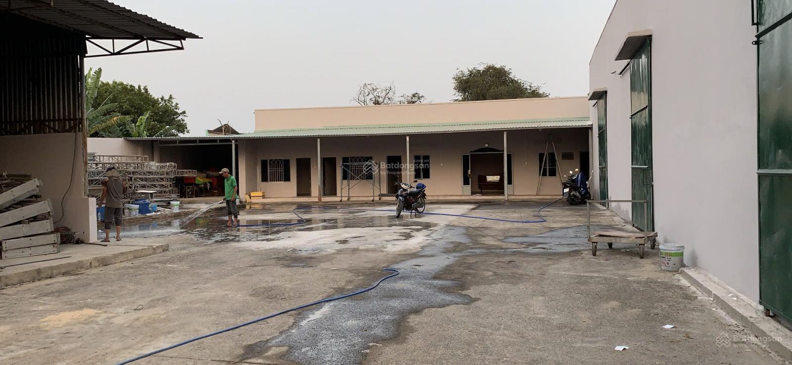 Bán kho xưởng diện tích 1.110m2 tại Củ Chi, đường vô 12m, mặt tiền 30m, thổ cư 300m2